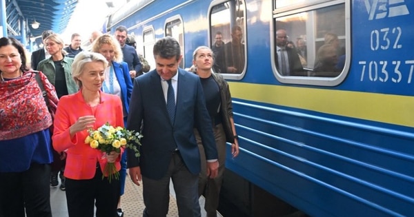 Bà Von der Leyen thăm Kiev lần thứ 8 kể từ khi xung đột Nga-Ukraine bùng phát- Ảnh 1.